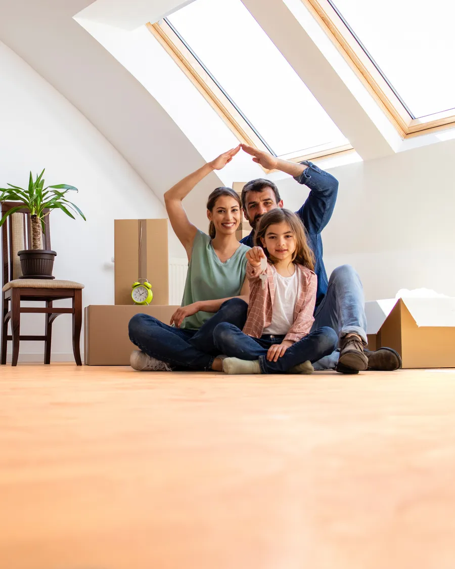Familia feliz frente a su nueva casa